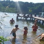Развлечения для детей в Друскининкай - купание в озере у виллы сельского отдыха "Dzūkijos uoga"